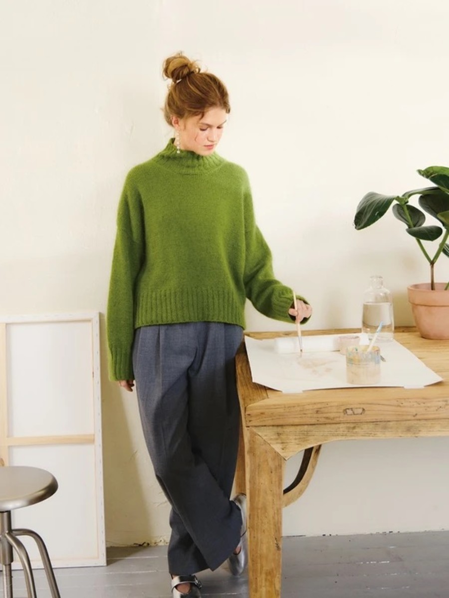 Bild på "MINDY SWEATER" stickad med två trådar Sunday eller en tråd Sunday och en tråd Tynn silk Mohair. 2502-7a och b