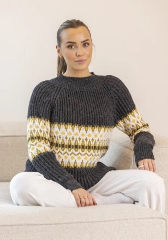 Bild på Mönsterkatalog 2504 stickat i Alpaca Liten Storm
