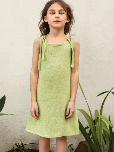 Bild på "Clementine Dress Junior" stickad i Tynn line 2503-1