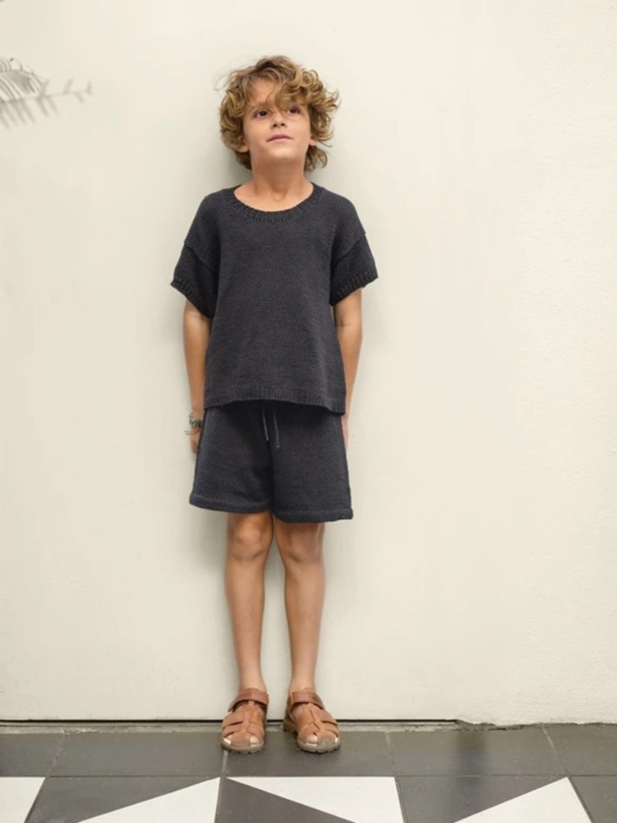 Bild på "MIO TEE JUNIOR"  t-tröja och shorts är stickade i Line 2503-6a-6b