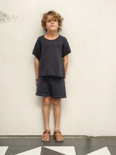 Bild på "MIO TEE JUNIOR"  t-tröja och shorts är stickade i Line 2503-6a-6b