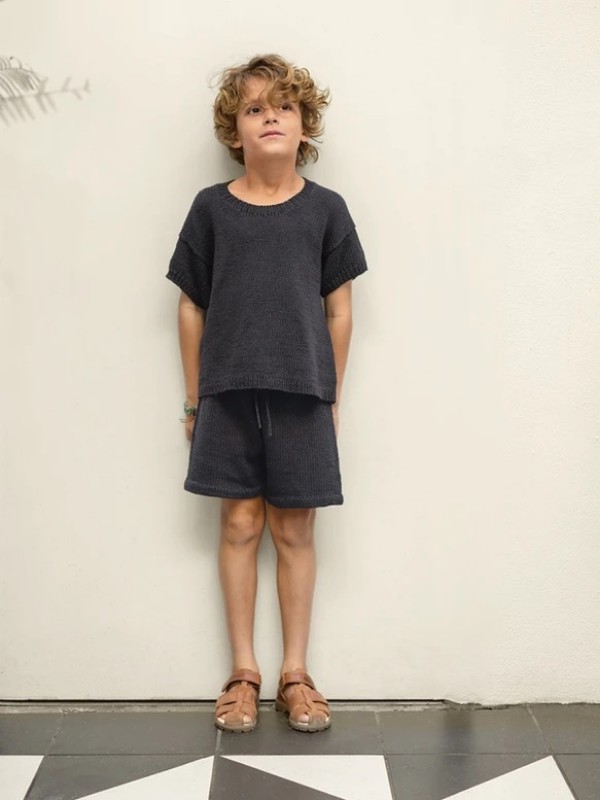 Bild på "MIO TEE JUNIOR"  t-tröja och shorts är stickade i Line 2503-6a-6b