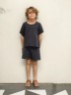Bild på "MIO TEE JUNIOR"  t-tröja och shorts är stickade i Line 2503-6a-6b