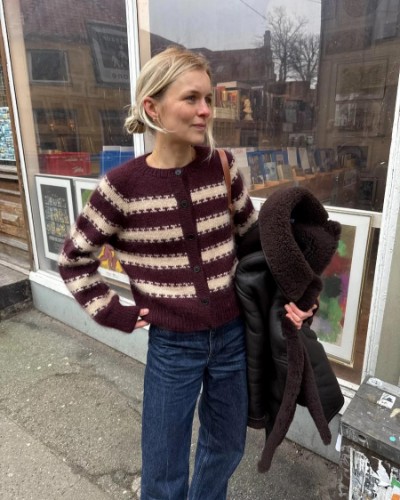 Bild på "KEY CARDIGAN" stickad i en tråd Peer Gynt och en tråd Alpakka följetråd från PetiteKnit