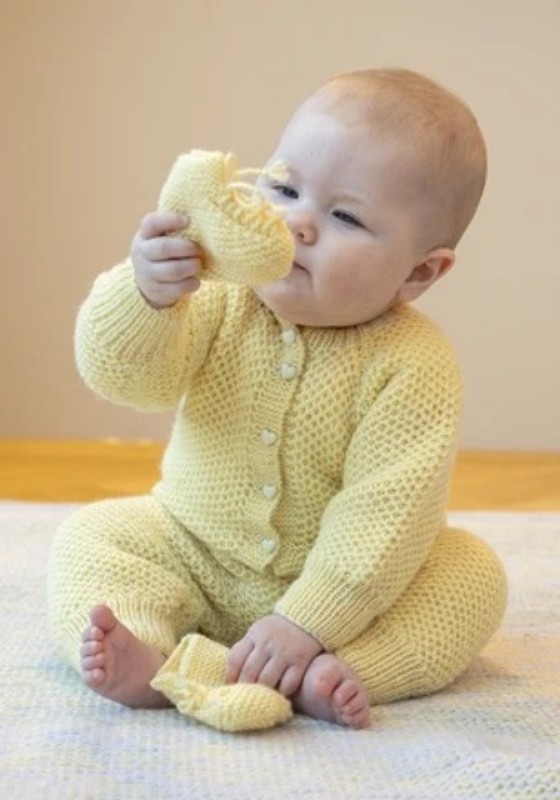 Bild på Mönsterkatalog från Viking Garn stickad i Baby Ull 2506