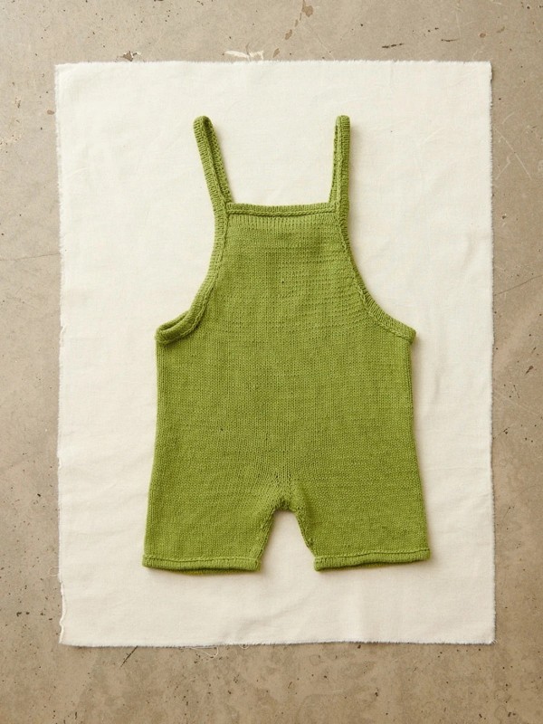 Bild på "BUNNY SHORTS BABY" stickade i Mandarin Petite eller Alapkka Silke 2505-2a och 2b