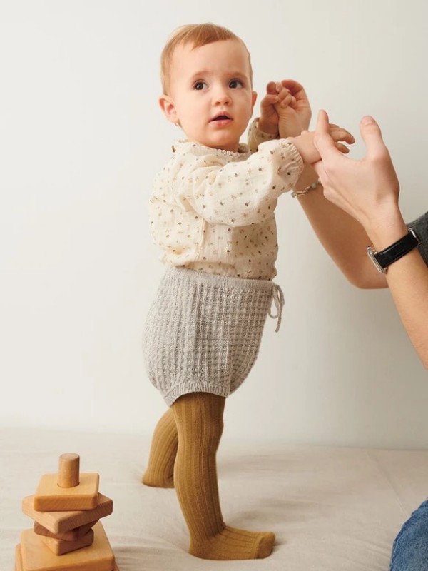 Bild på "LEO BLOOMER och TEE BABY" stickad i Tynn Line 2502-3a+3b