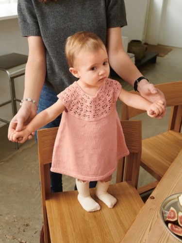 Bild på "INDY DRESS BABY" stickad i Mandarin Petite 2502-4