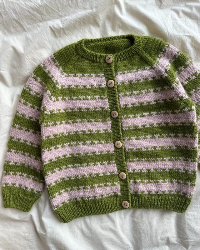 Bild på "KEY CARDIGAN JUNIOR" från PetiteKnit stickad i Peer Gynt eller Double Sunday