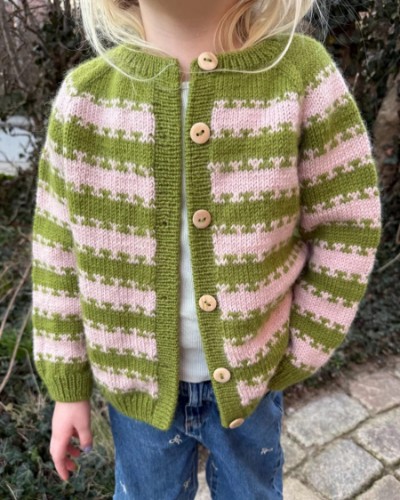 Bild på "KEY CARDIGAN JUNIOR" från PetiteKnit stickad i Peer Gynt eller Double Sunday