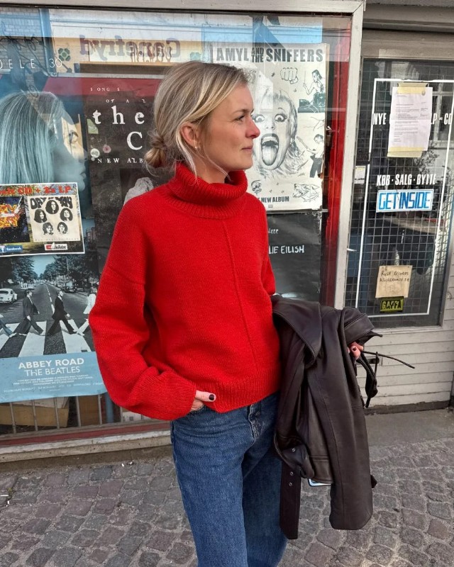 Bild på "Scarlet Sweater" stickad i Double Sunday från PetiteKnit
