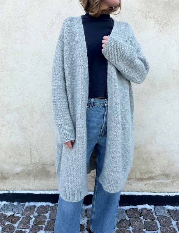 Bild på "CAIA CARDIGAN MAX " stickad med en tråd Babyull Lanett och en tråd Tynn Silk Mohair