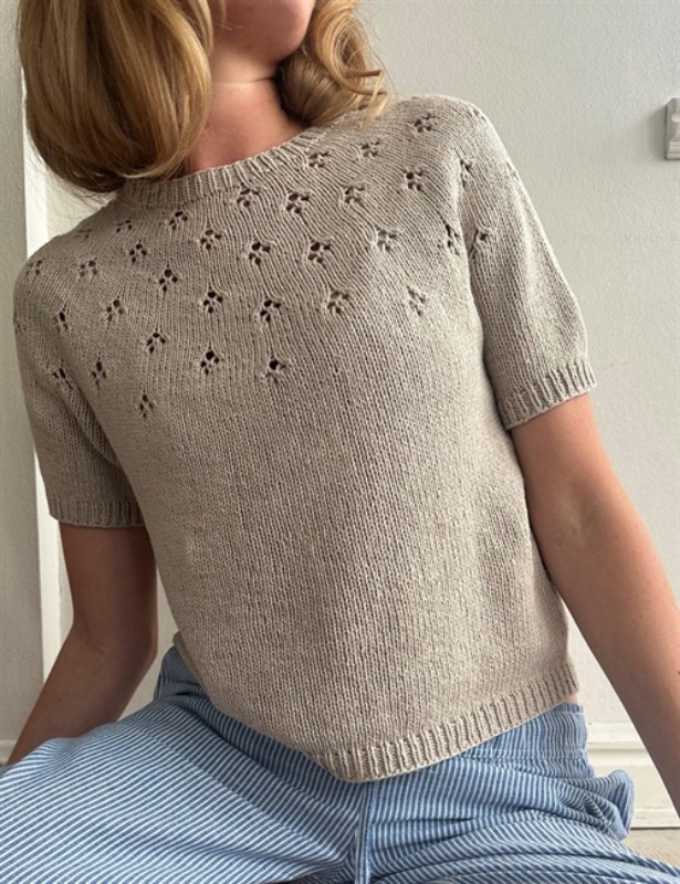 Bild på "CLOVER TEE" stickad I Line från PetiteKnit