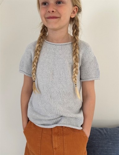 Bild på "Plain Yoke Tee 20 Junior" stickad i Line eller Linus från LeKnit
