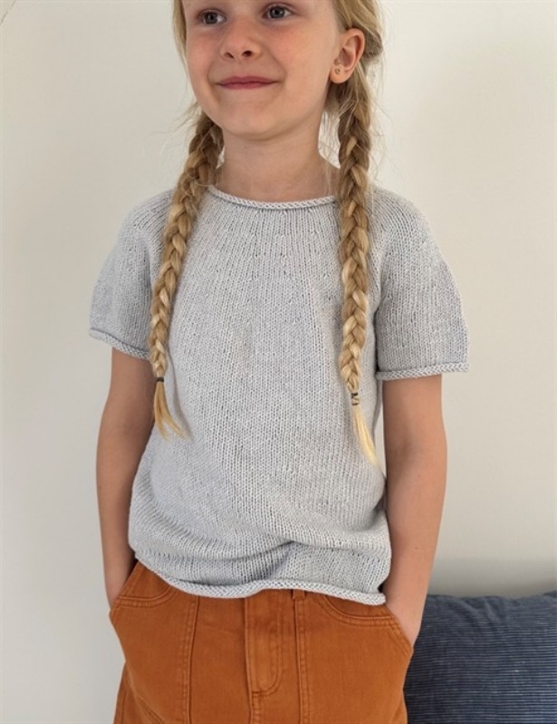 Bild på "Plain Yoke Tee 20 Junior" stickad i Line eller Linus från LeKnit
