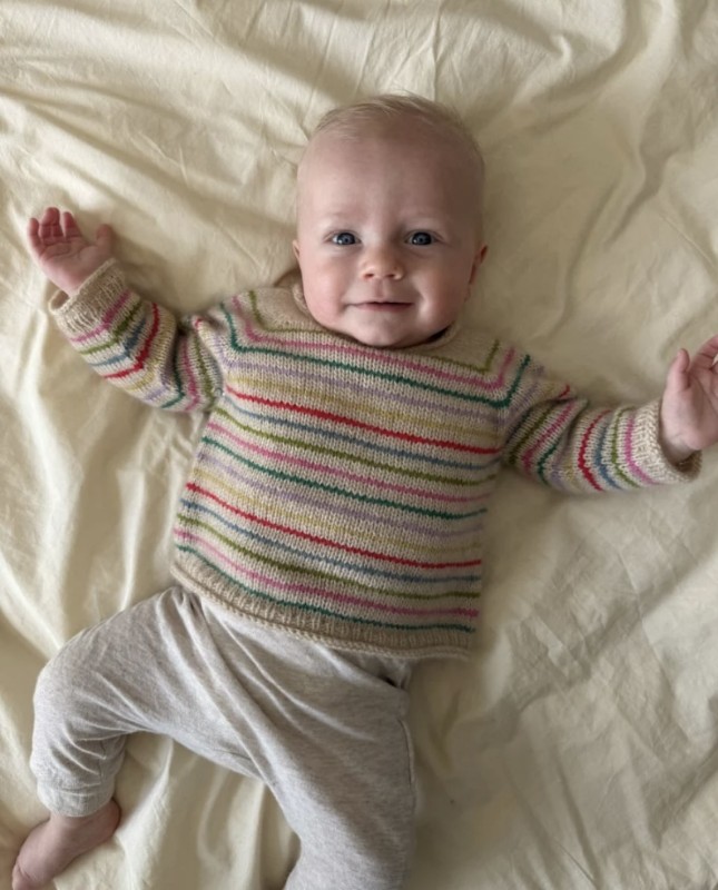 Bild på ”Frankie Sweater” stickad i Mandarin Naturell eller Duo