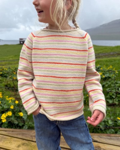 Bild på "FRANKIE SWEATER JUNIOR" stickad i Double Sunday mönster från PetiteKnit