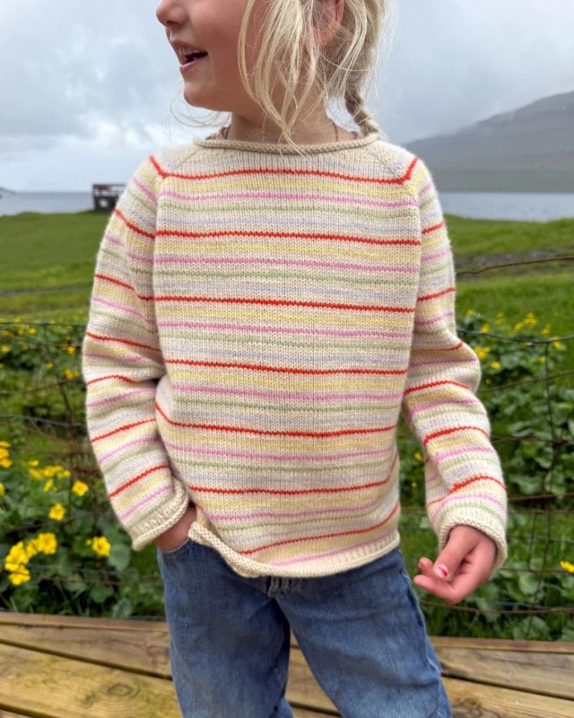 Bild på "FRANKIE SWEATER JUNIOR" stickad i Double Sunday mönster från PetiteKnit