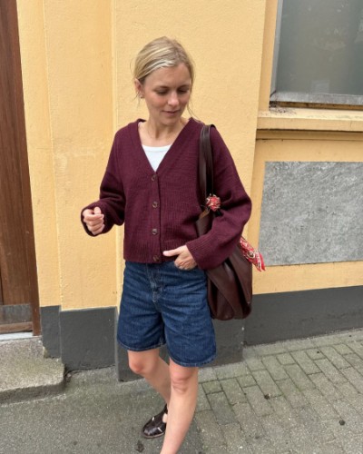 Bild på "SCARLET CARDIGAN" stickad i Double Sunday från PetiteKnit