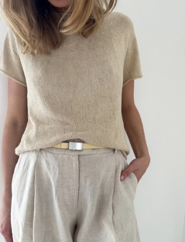 Bild på ”PLAIN YOKE TEE 28” stickad i Tynn Line från LeKnit
