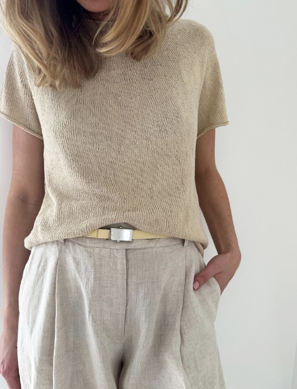 Bild på ”PLAIN YOKE TEE 28” stickad i Tynn Line från LeKnit