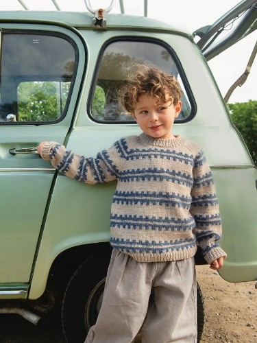 Bild på "RIDGE SWEATER JUNIOR" stickad i Double Sunday 2506-2