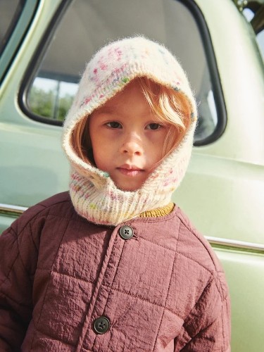 Bild på "HUGSY HOOD JUNIOR" stickad i Poppy 2506-3a