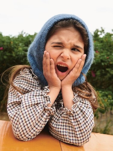 Bild på "HUGSY HOOD JUNIOR" stickad i KOS 2506-3b