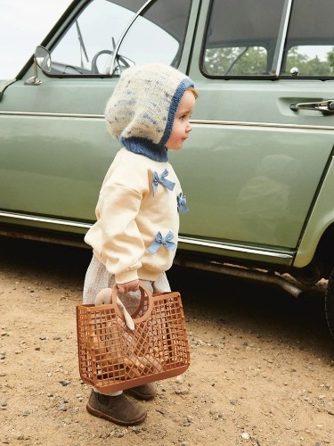 Bild på "HUGSY HOOD JUNIOR" stickad i Poppy och KOS 2506-3c