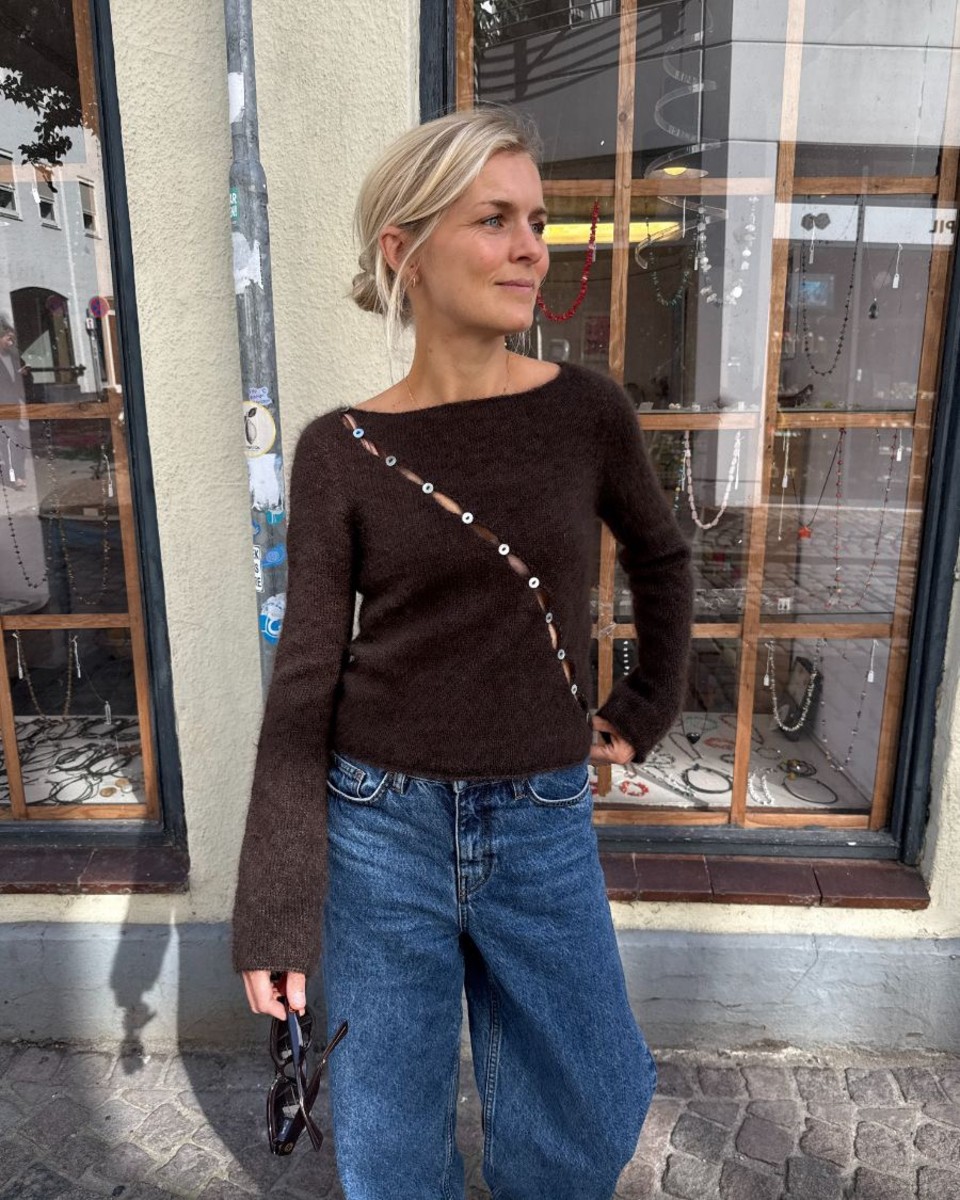 Bild på "VALERIE BLOUSE" stickad i Dubbel tråd av Tynn Silk Mohair mönster från PetiteKnit