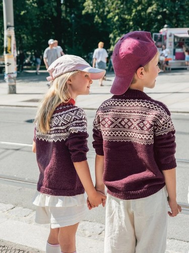 Bild på "SETESDAL GENSER JUNIOR" stickad i Babyull Lanett 2509-4a
