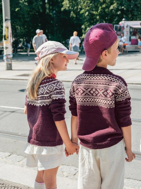 Bild på "SETESDAL GENSER JUNIOR" stickad i Babyull Lanett 2509-4a