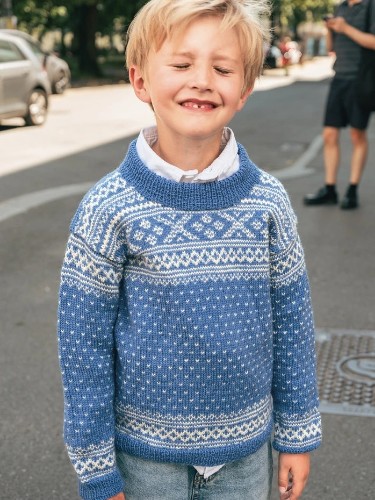 Bild på "SETESDAL GENSER JUNIOR" stickad i Tynn Peer Gynt 2509-4b