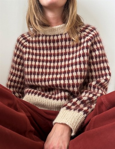 Bild på "FACET SWEATER" stickad i Tynn Peer gynt och Tynn Silk Mohair Leknit