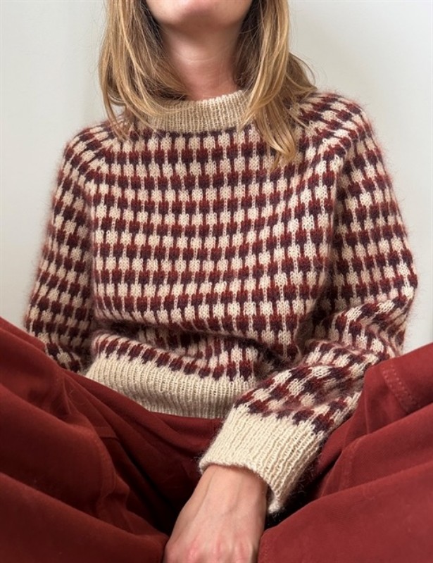 Bild på "FACET SWEATER" stickad i Tynn Peer gynt och Tynn Silk Mohair Leknit