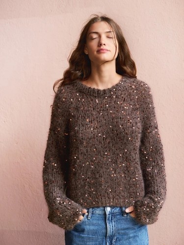 Bild på "ROOKIE SWEATER" stickad med en tråd Ballerina Chunky och en tråd Paljett 25-06