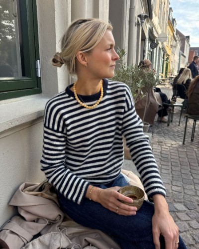 Bild på "OLGA BLOUSE" stickad i Cashmere mönster från PetiteKnit