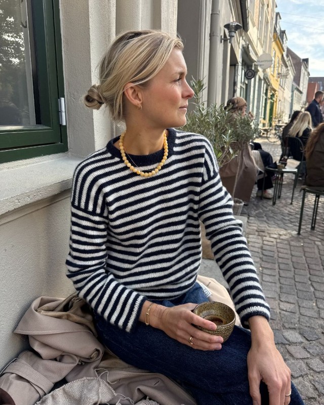Bild på "OLGA BLOUSE" stickad i Cashmere mönster från PetiteKnit