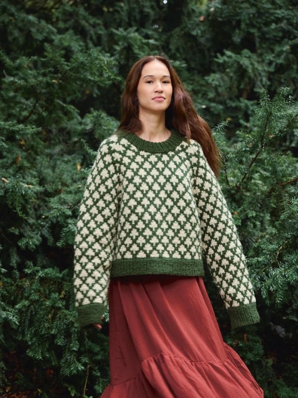 Bild på "CHRISTMAS TREE SWEATER" stickad i Fritidsgarn 2511-2