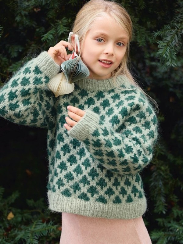 Bild på "CHRISTMAS TREE SWEATER JUNIOR" stickad i KOS 2511-1