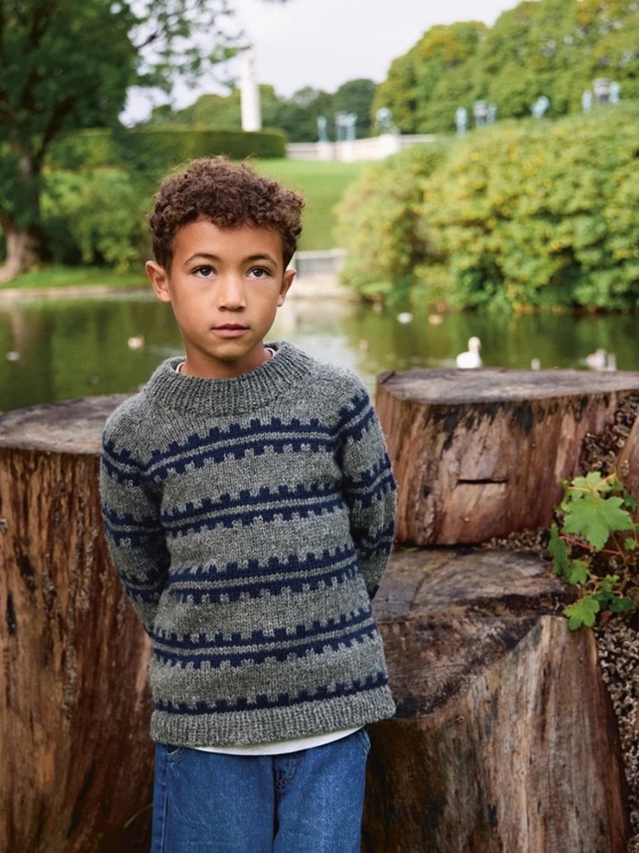 Bild på "RIDGE SWEATER JUNIOR" stickad i Atlas 2513-3b