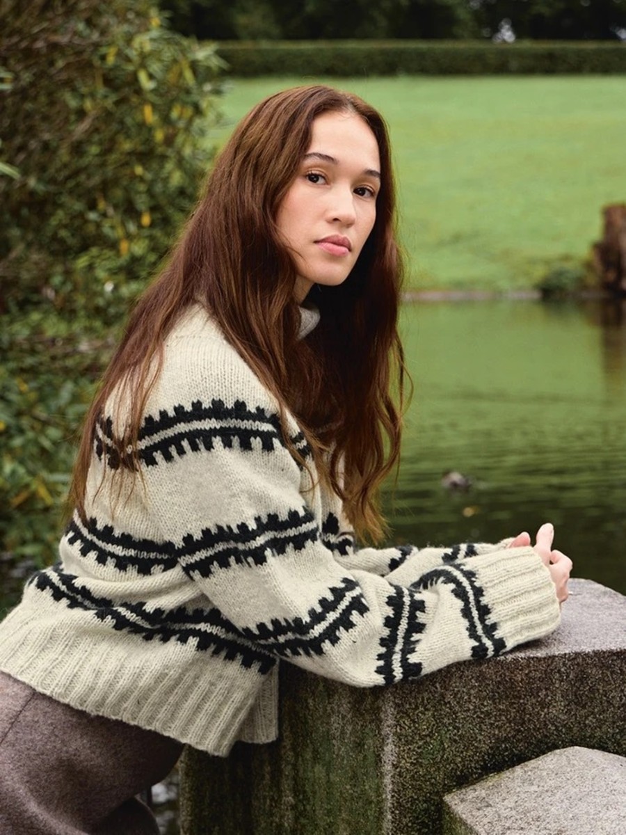 Bild på "RIDGE SWEATER" stickad i Atlas 2513-1