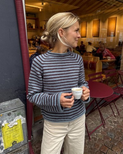 Bild på "FRANKIE SWEATER" stickad i Peer Gynt från PetiteKnit