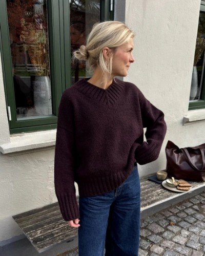 Bild på "HANNAH SWEATER V-NECK" stickad i Atlas mönster från PetiteKnit