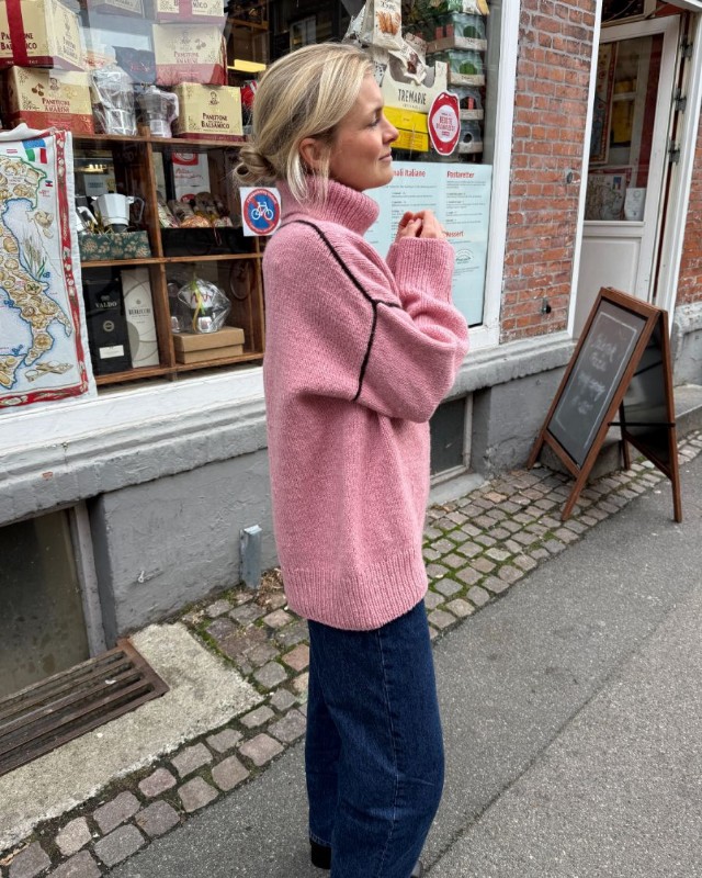 Bild på "LINEA SWEATER" stickad i Atlas mönster från PetiteKnit