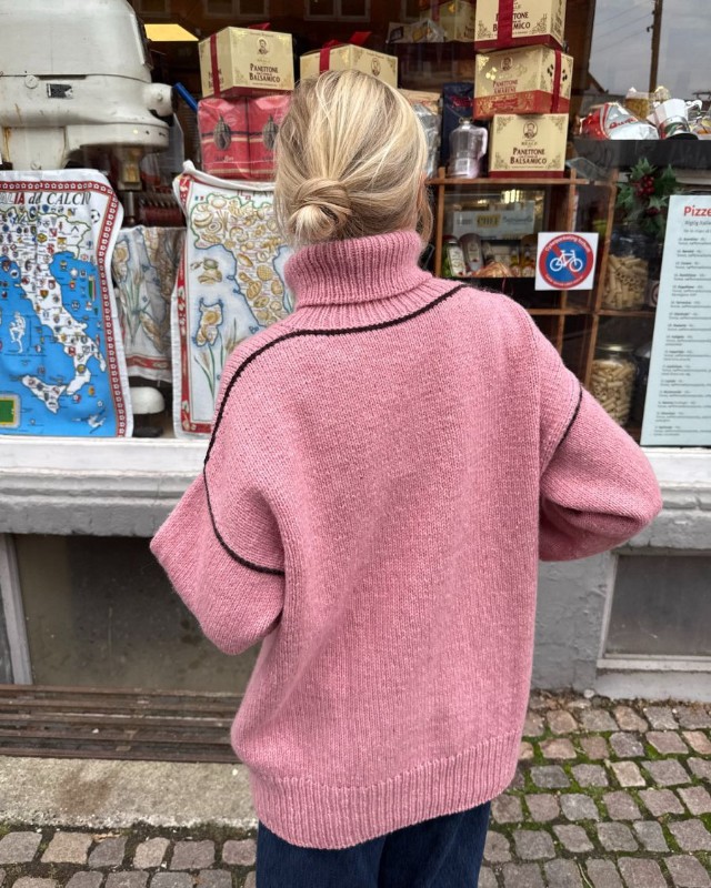 Bild på "LINEA SWEATER" stickad i Atlas mönster från PetiteKnit