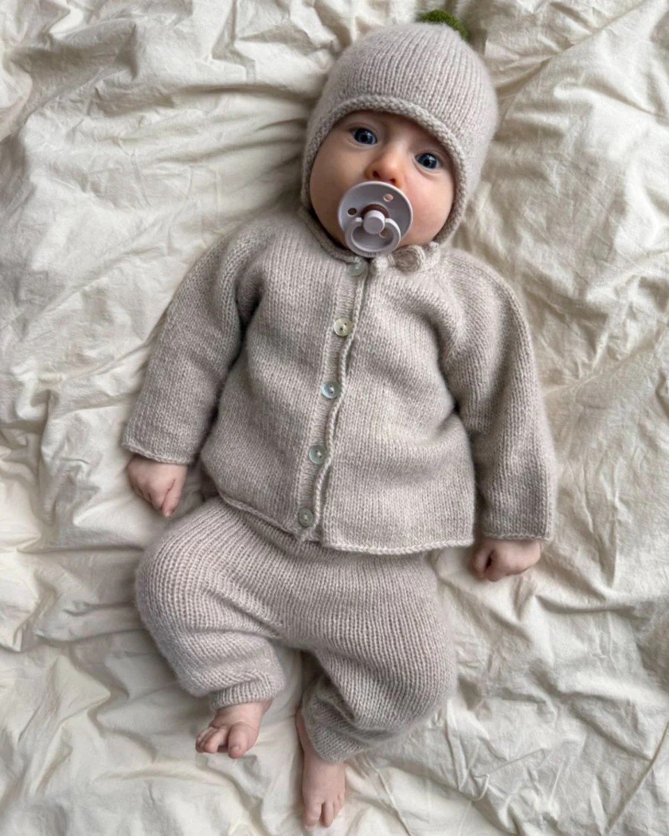 Bild på "CLEO BABY SET" stickad i Cashmere mönster från PetiteKnit
