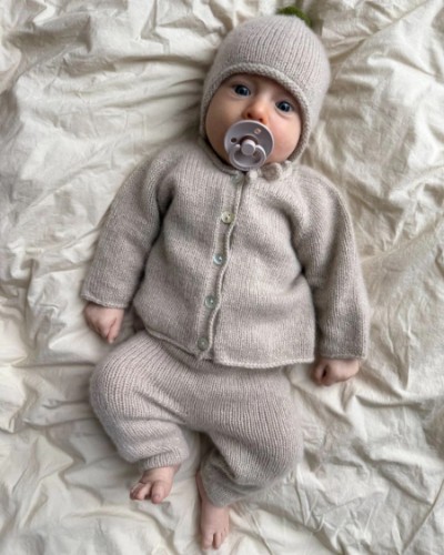 Bild på "CLEO BABY SET" stickad i Cashmere mönster från PetiteKnit