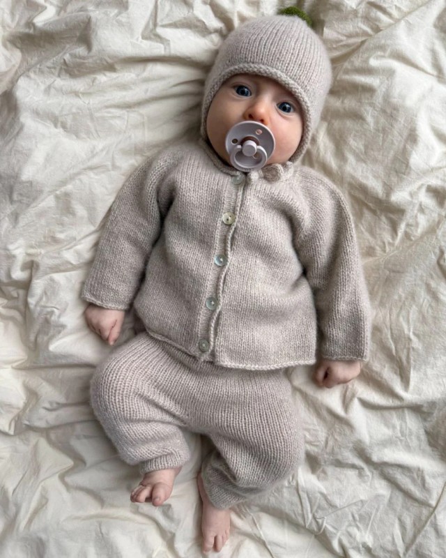 Bild på "CLEO BABY SET" stickad i Cashmere mönster från PetiteKnit