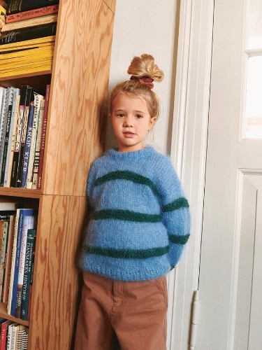 Bild på "SKYE SWEATER JUNIOR" stickad i Ballerina Chunky Mohair och KOS 2601-2